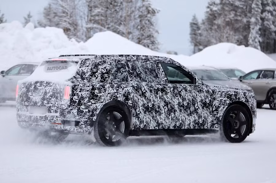 Mẫu SUV mới sở hữu thiết kế mang tính đột phá với những điểm nhấn lấy cảm hứng từ mẫu coupe điện Spectre. Ảnh: Autocar.