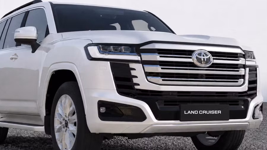 Toyota Land Cruiser 300 HEV có giá cao hơn 130 triệu đồng so với bản máy xăng.