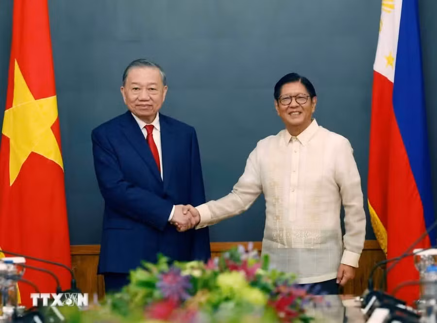 Tổng Bí thư, Chủ tịch nước Tô Lâm (bên trái) và Tổng thống Philippines Ferdinand Romualdez Marcos Jr. chụp ảnh chung trước hội đàm. Ảnh: Thống Nhất/TTXVN