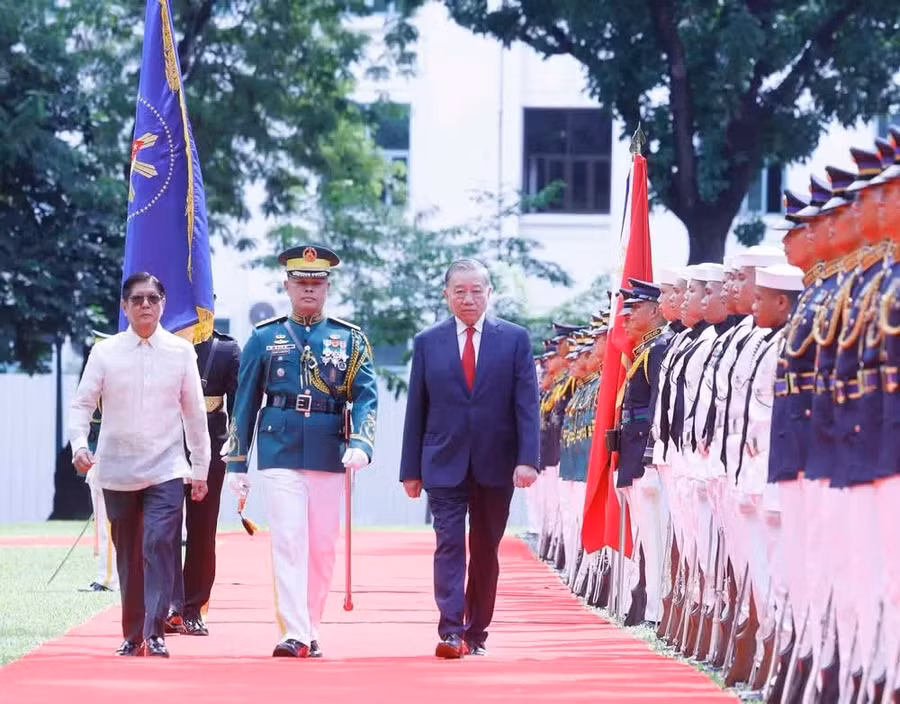 Tổng Bí thư, Chủ tịch nước Tô Lâm và Tổng thống Philippines Ferdinand Romualdez Marcos Jr. duyệt Đội danh dự. Ảnh: TTXVN