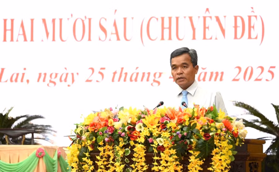 uy-vien-ban-chap-hanh-trung-uong-dang-bi-thu-tinh-uy-chu-tich-hdnd-tinh-phat-bieu-be-mac-ky-hop-anh-dt.jpg