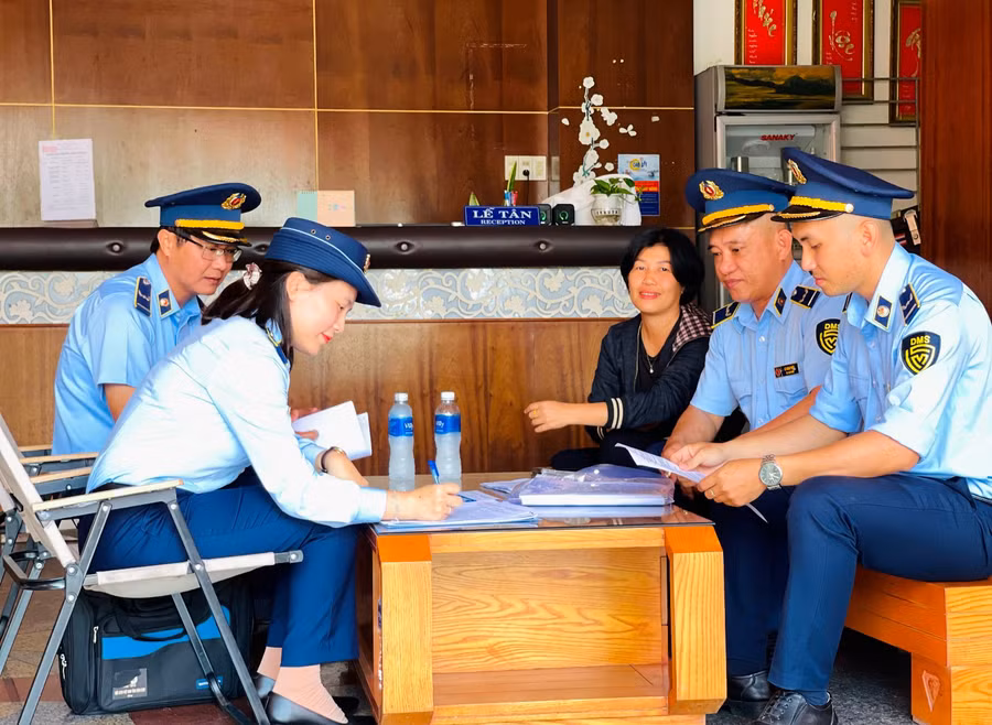 Lực lượng quản lý thị trường vận động đại diện khách sạn Đông Tây (phường Quy Nhơn) ký cam kết tuân thủ quy định pháp luật. Ảnh: H.Y