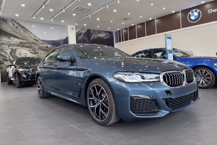 BMW 5 Series thế hệ cũ còn tồn ở đại lý đang được bán xả kho. Ảnh: Đại lý