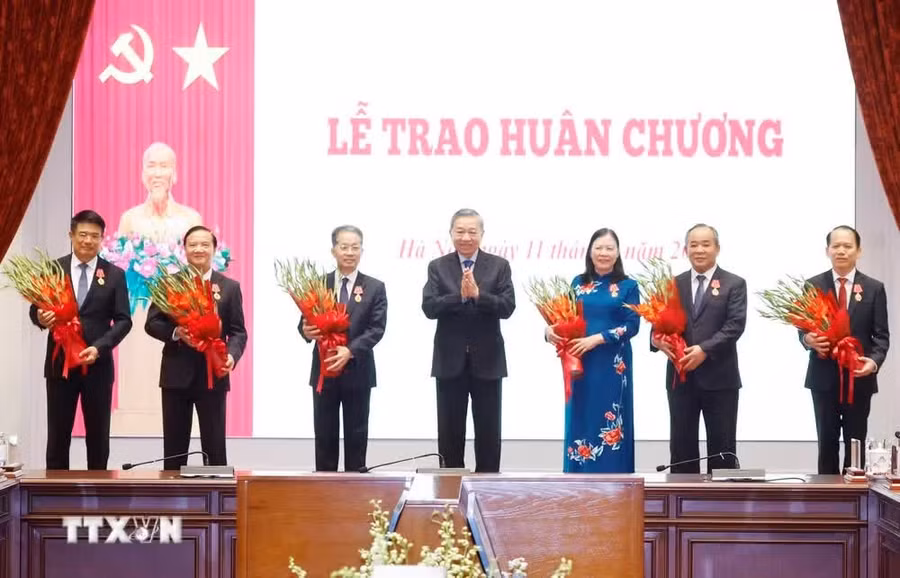 Tổng Bí thư, Chủ tịch nước Tô Lâm trao tặng Huân chương Lao động hạng Nhất, hạng Nhì cho các cá nhân vì có thành tích xuất sắc trong công tác cải cách tư pháp. Ảnh: Thống Nhất/TTXVN