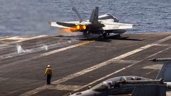 Tiêm kích của Hải quân Mỹ cất cánh từ tàu sân bay USS Abraham Lincoln trên biển Ả Rập. Ảnh: Hải quân Mỹ