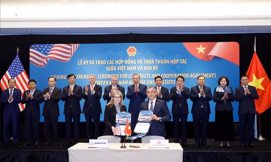 Tổng Bí thư Tô Lâm và đoàn đại biểu cấp cao Việt Nam chứng kiến Chủ tịch HĐQT Vietnam Airlines Đặng Ngọc Hòa ký kết mua 50 máy bay thân hẹp Boeing 737-8 trị giá lên đến 8,1 tỉ USD tại Washington, D.C., Mỹ