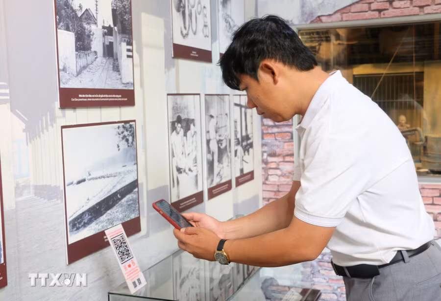 Du khách quét QR để tìm hiểu thông tin tại Nhà trưng bày thân thế, sự nghiệp Chủ tịch Tôn Đức Thắng nằm trong Khu lưu niệm Chủ tịch Tôn Đức Thắng (thuộc xã Mỹ Hòa Hưng, tỉnh An Giang). Ảnh: Công Mạo/TTXVN