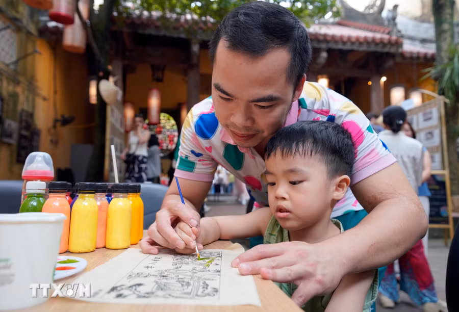 Người dân trải nghiệm Triển lãm và Workshop "Họa Sắc Kinh Kỳ" ngày 2 và 3-5-2026 tại Hội quán Phúc Kiến (phường Hoàn Kiếm, Hà Nội). Ảnh: Khánh Hòa/TTXVN