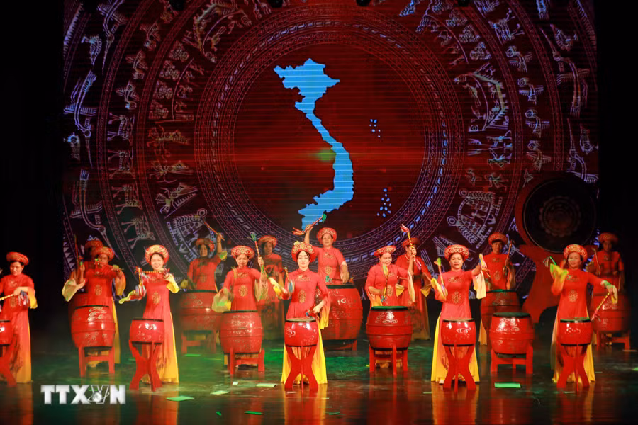 Chương trình nghệ thuật “Sấm Đọi Tam - Vang hồn Việt” do nhóm sinh viên Trường Đại học Văn hóa Hà Nội tổ chức, không chỉ tôn vinh nghề làm trống truyền thống hơn 1.000 năm tuổi mà còn góp phần lan tỏa giá trị di sản đến gần hơn với thế hệ trẻ. Ảnh: Khánh Hòa/TTXVN