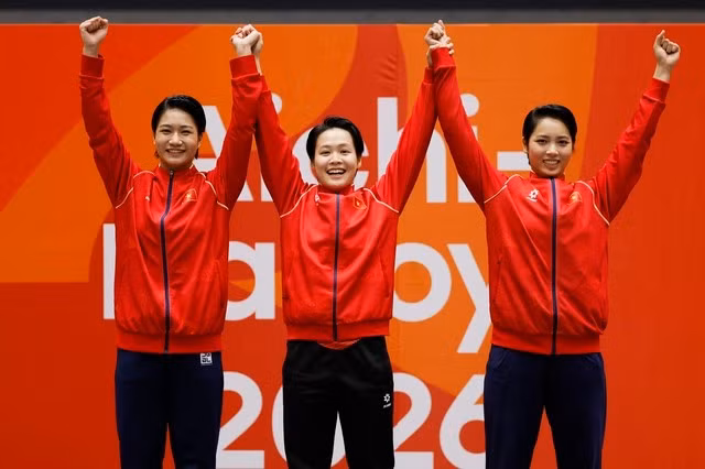 Các VĐV Việt Nam trên bục vinh quang sau khi giành chiến thắng nội dung kata đồng đội nữ. Ảnh: REUTERS