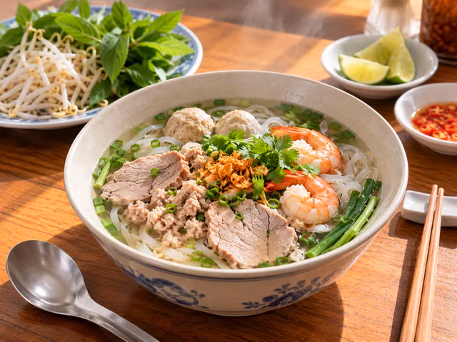 Không chỉ bánh ngọt hay món có nhiều đường mà món nhiều tinh bột trắng, chẳng hạn hủ tiếu hay phở, cũng dễ làm tăng đường huyết nếu ăn quá nhiều. Ảnh minh họa: N.Quý tạo từ ChatGPT