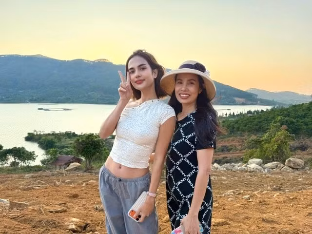 Emma Lê chụp ảnh cùng mẹ là diễn viên Lê Hóa. Ảnh: NVCC