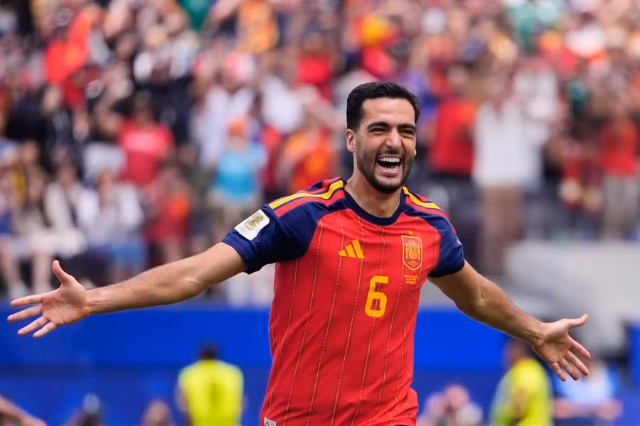 Mikel Merino ăn mừng bàn thắng vào lưới tuyển Bỉ.
