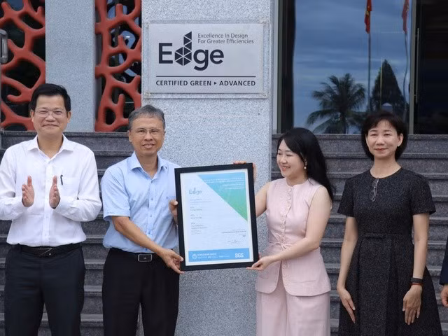 Đại diện Tổ chức Tài chính Quốc tế (IFC) trao chứng nhận Công trình xanh EDGE Advanced cho lãnh đạo tỉnh Khánh Hòa. Ảnh: VĂN CHIẾN