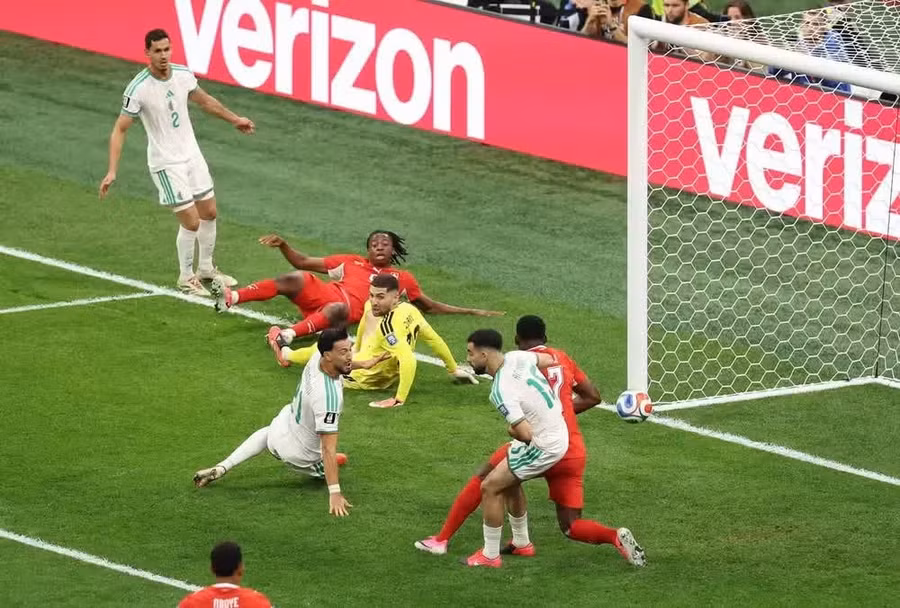 Thụy Sĩ (áo đỏ) áp đặt thế trận trước Algeria. (Ảnh: FIFA)