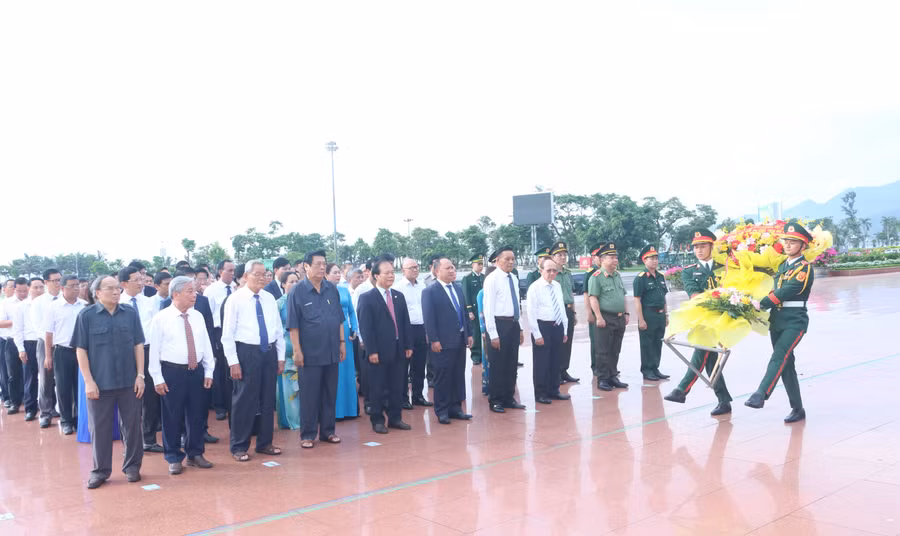 hinh-thuc-to-chuc-da-dang-nhu-sinh-hoat-chinh-tri-dang-huong-dang-hoa-toa-dam-hoi-thao-khoa-hoc-gap-mat-nhan-chung-lich-su.jpg