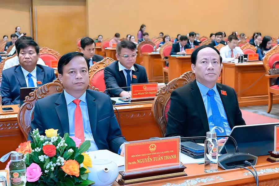 chu-tich-ubnd-tinh-pham-anh-tuan-ben-phai-du-ky-hop-duc-thuy.jpg