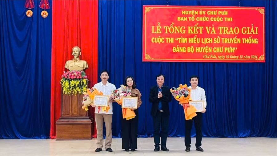 ban-to-chuc-da-trao-giai-nhat-nhi-ba-cho-cac-tap-the-dang-bo-xa-ia-dreng-ia-hru-va-thi-tran-nhon-hoa-6925.jpg