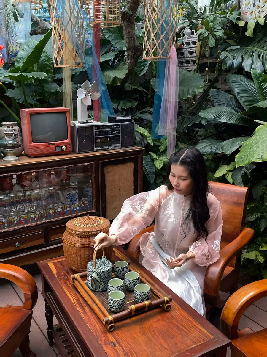 chi-mai-thi-van-lanh-luu-lai-khoanh-khac-dau-xuan-tai-quan-ca-phe-la-anna-coffee-tea-phuong-quy-nhon-nam-sang-mung-2-tet-anh-hv.jpg