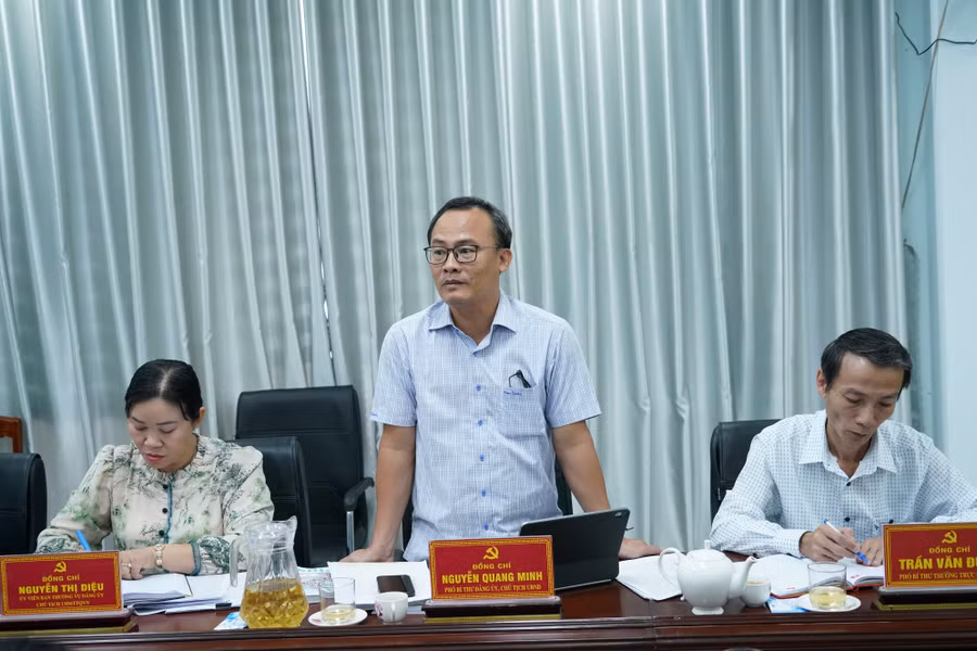 pho-bi-thu-dang-uy-chu-tich-ubnd-phuong-quy-nhon-tay-nguyen-quang-minh-bao-cao.jpg
