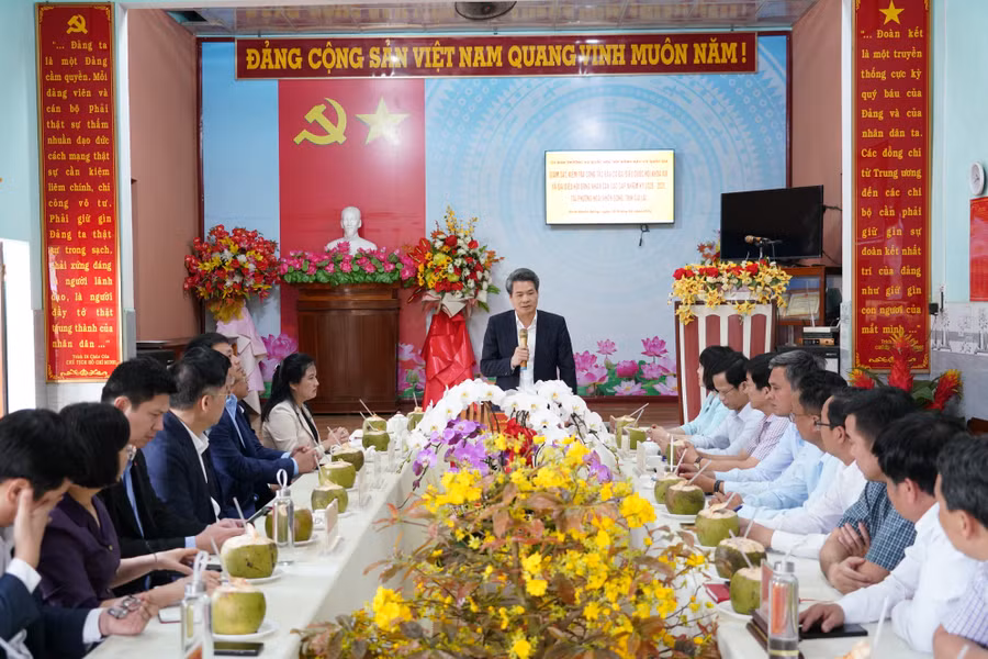 2-quang-cnahr-buoi-lam-viec.jpg