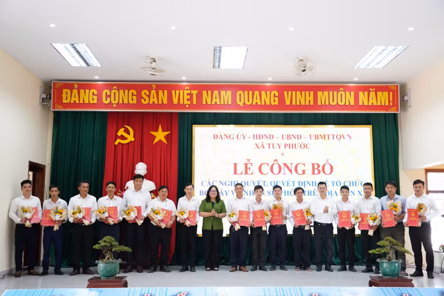 trao-quyet-dinh-chi-dinh-truong-thon.jpg