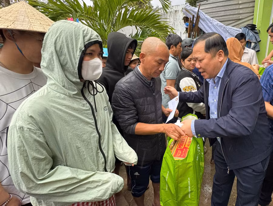 a3-pho-chu-tich-uy-ban-trung-mttq-viet-trao-qua-cho-nguoi-dan-phuong-quy-nhon-bac-anh-nh.jpg
