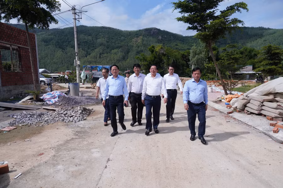 pho-thu-tuong-ho-quoc-dung-tham-khu-tai-dinh-cu-nui-cam.jpg