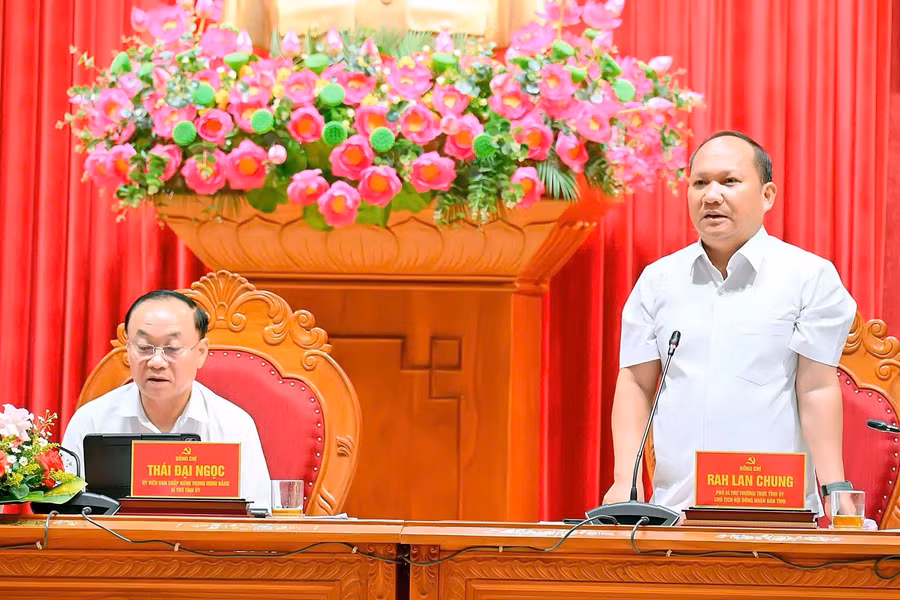 Phó Bí thư Thường trực Tỉnh ủy, Chủ tịch HĐND tỉnh Rah Lan Chung yêu cầu tăng cường công tác xây dựng Đảng, phát triển đảng viên mới đảm bảo chỉ tiêu được giao. Ảnh: Đức Thụy