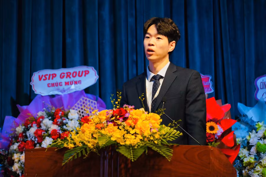 ong-yohan-seong-quan-ly-cap-cao-phat-trien-kinh-doanh-cong-ty-glassdome-trinh-bay.jpg