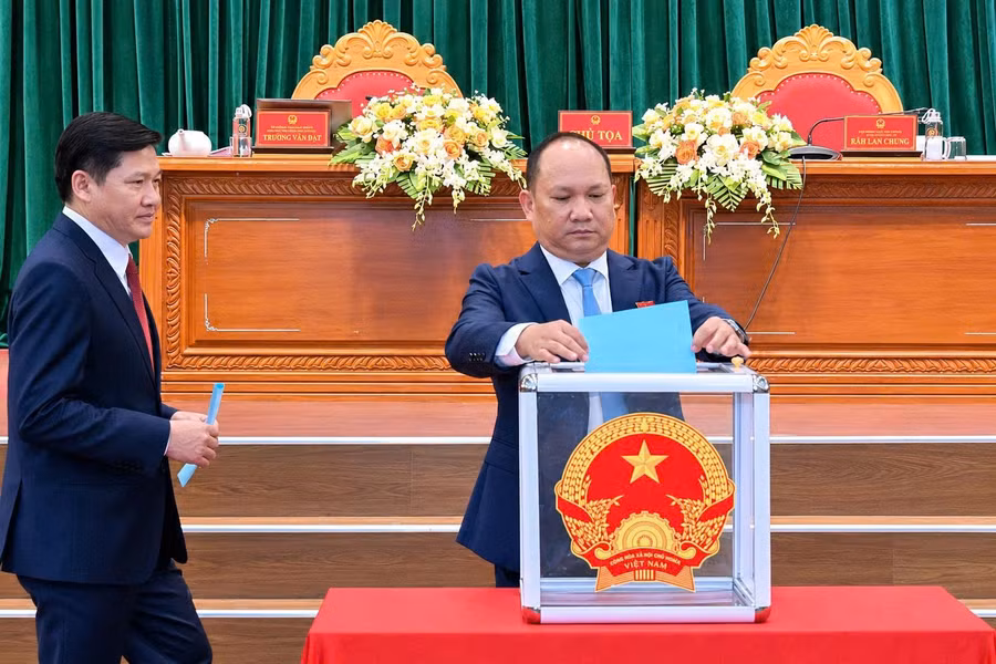 bo-phieu-bau-chuc-danh-uy-vien-ubnd-tinh-khoa-xiii.jpg