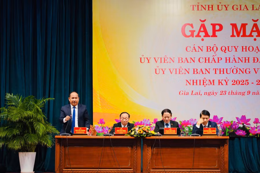 cac-dong-chi-thuong-truc-tinh-uy-chu-tri-hoi-nghi.jpg