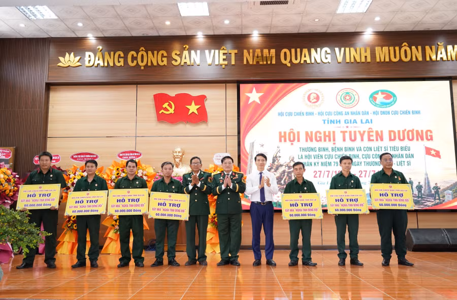 hoi-doanh-nghiep-doanh-nhan-cuu-chien-binh-tinh-gia-lai-trao-bang-tuong-trung.jpg