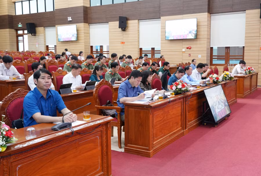 cac-dai-bieu-tham-du-hoi-nghi-tai-diem-cau-gia-lai.jpg
