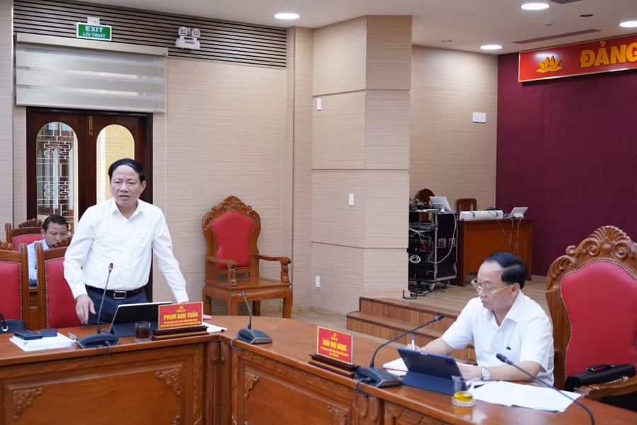 chu-tich-ubnd-tinh-pham-anh-tuan-phat-bieu-tai-phien-hop.jpg