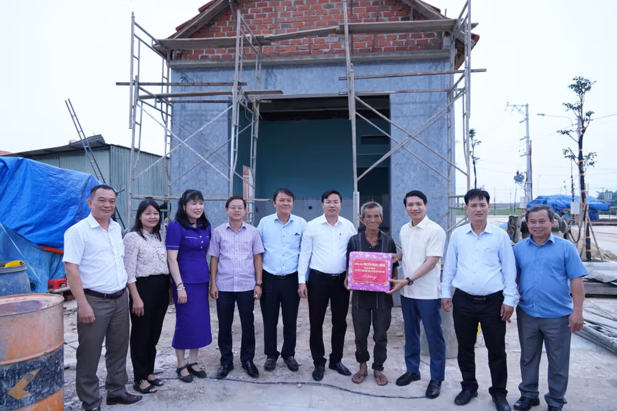 pho-bi-thu-tinh-uy-chu-tich-uy-ban-mttq-viet-nam-tinh-nguyen-ngoc-luong-tang-qua-cho-1-ho-gia-dinh.jpg