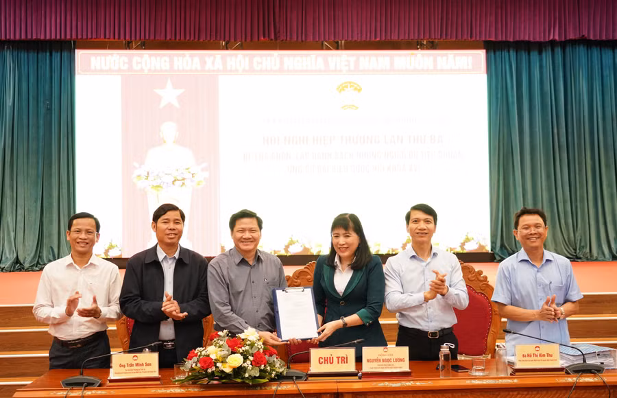 a6-ban-giao-danh-sach-ung-cu-vien-dbqh-va-hdnd-tinh.jpg