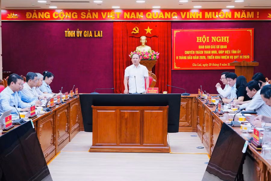 giao-ban-cac-co-quan-chuyen-trach-tham-muu-giup-viec-tinh-uy.jpg