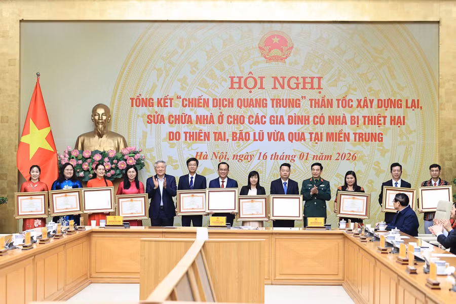 a3-thu-tuong-trao-bang-khen-cho-cac-tap-the-ca-nhan-tai-hoi-nghi.jpg