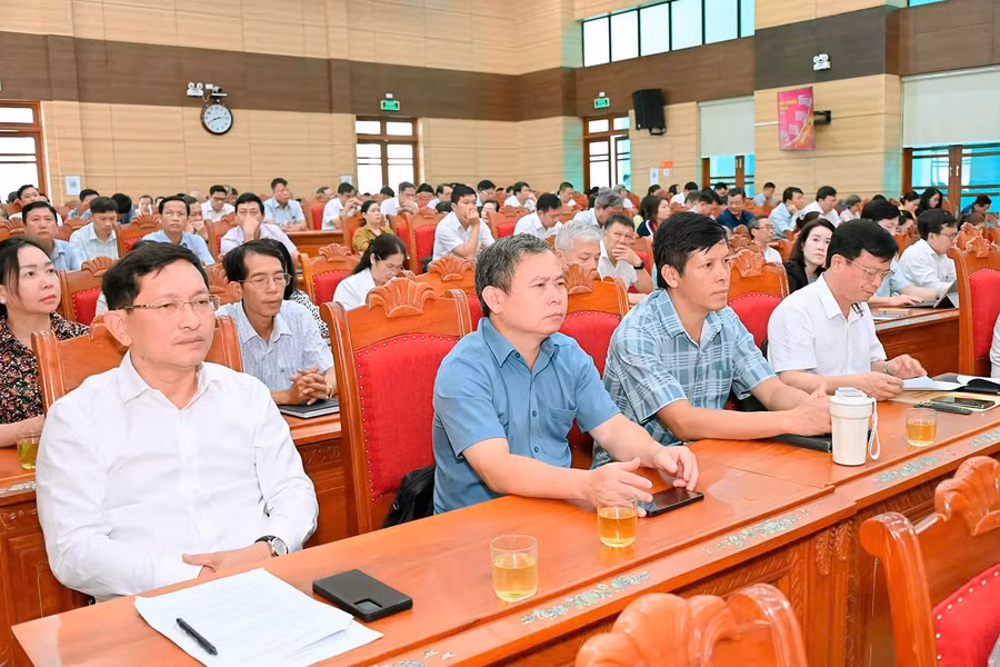 cac-dai-bieu-du-hoi-nghi.jpg