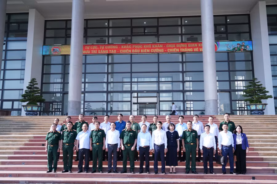 cac-dong-chi-lanh-dao-tinh-gia-lai-va-quan-khu-5-chup-anh-luu-niem-anh-nh.jpg