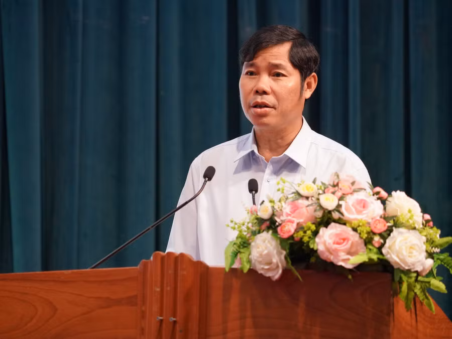 a5-dong-chi-tran-minh-son-cong-bo-danh-sach-cac-ung-cu-vien-dbqh-va-dai-bieu-hdnd-tinh.jpg