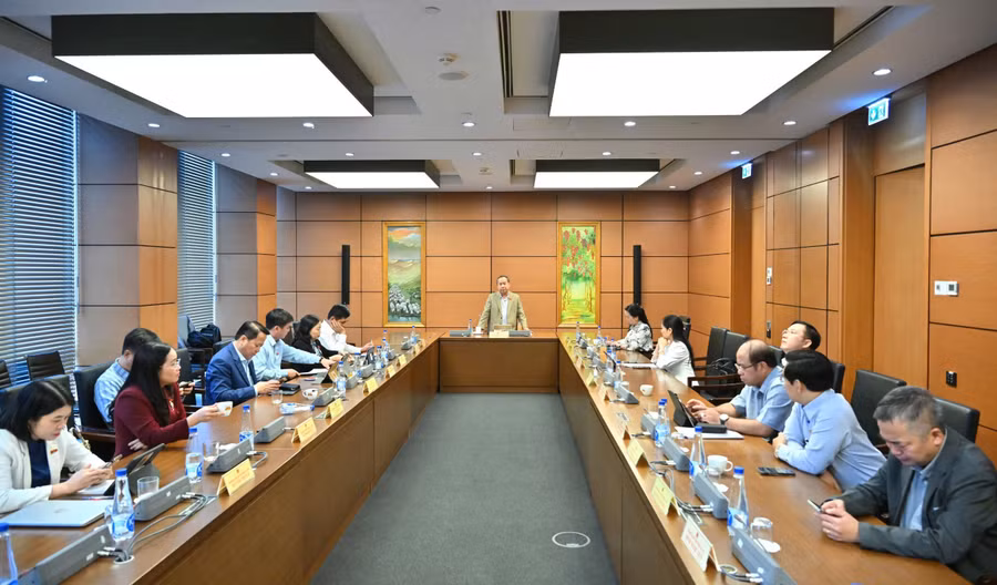 5quang-canh-thao-luan-anh-van-phong-doan-dbqh-tinh.jpg