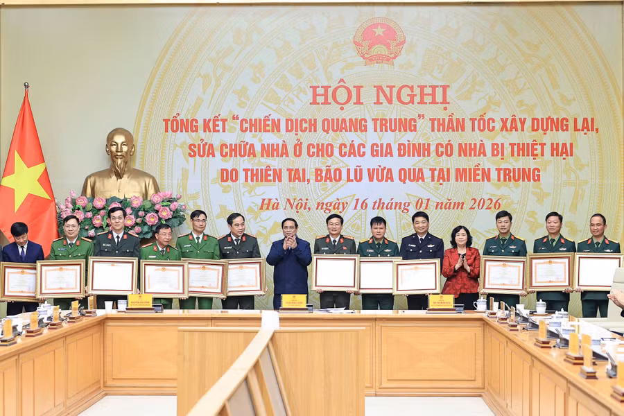 a2-thu-tuong-chinh-phu-trao-bang-khen-cho-cac-tap-the-xuat-sac.jpg