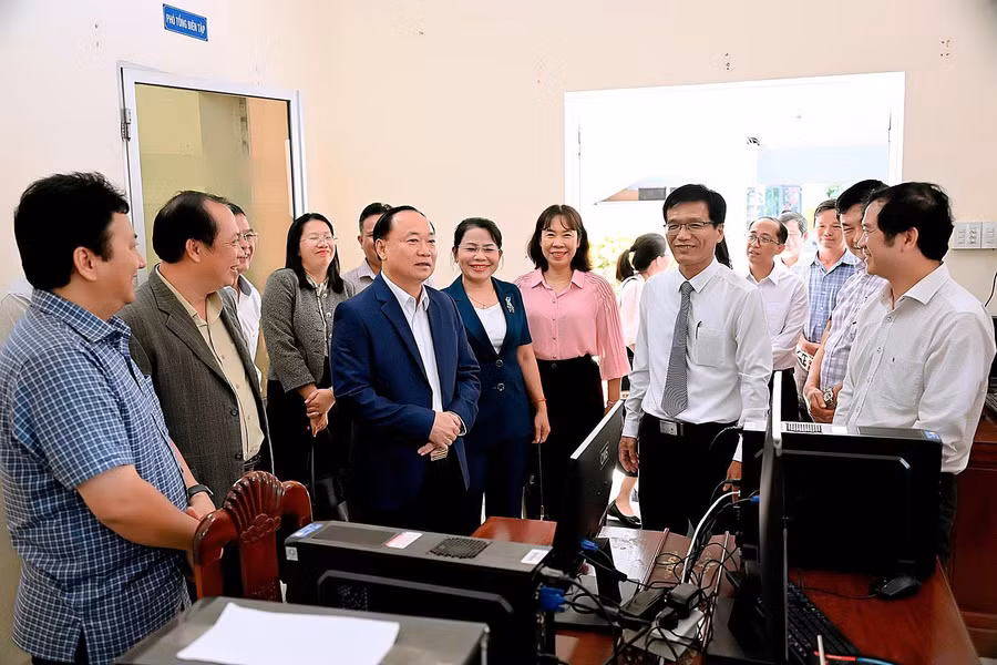 a1-bi-thu-tinh-uy-thai-dai-ngoc-tham-hoi-can-bo-vien-chuc-nguoi-lao-dong-bao.jpg
