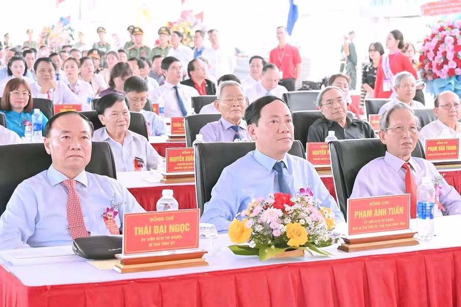 cac-dong-chi-lanh-dao-tinh-tham-du-buoi-le.jpg
