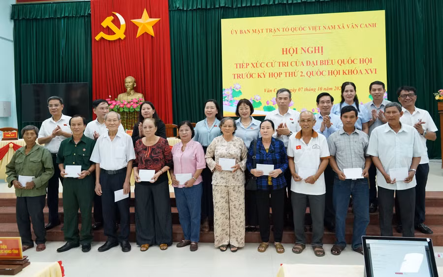 doan-dai-bieu-quoc-hoi-tinh-trao-tang-10-phan-qua-cho-cac-gia-dinh-chinh-sach-tieu-bieu-tren-dia-ban-xa-van-canh.jpg