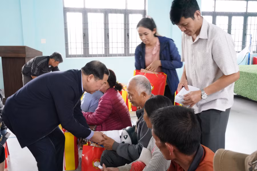 a1-pho-chu-tich-uy-ban-trung-uong-mttq-viet-nam-tang-qua-cho-nguoi-dan-xa-tuy-phuoc-tay-anh-nh.jpg