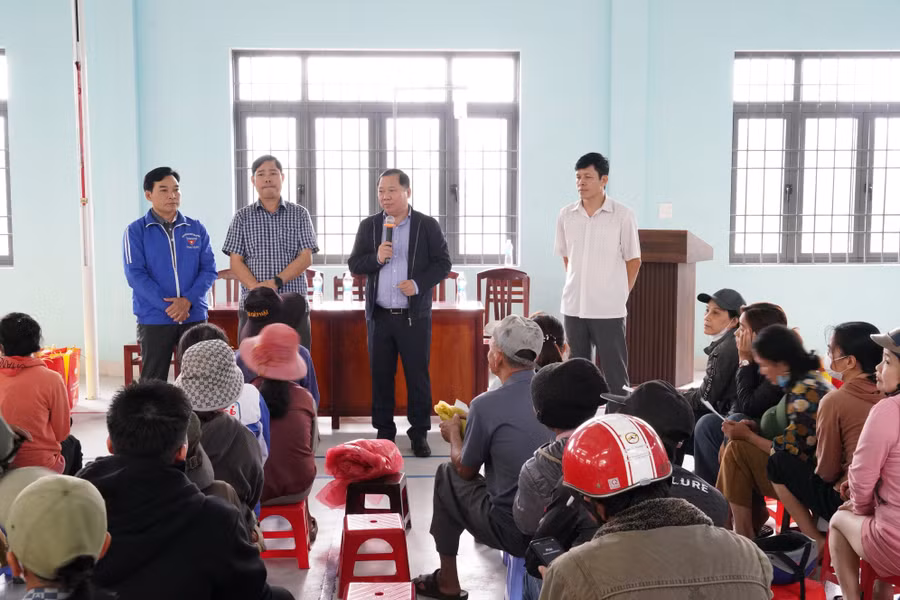 a2-pho-chu-tich-uy-ban-trung-uong-mttq-viet-nam-nguyen-phi-long-tham-hoi-duoi-song-nguoi-dan-xa-tuy-phuoc-tay-anh-nh.jpg