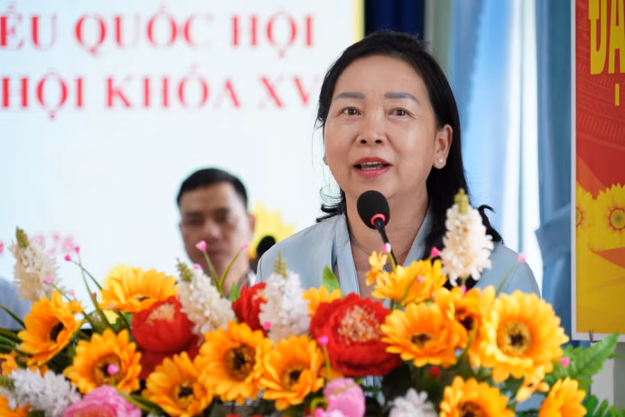 Phó Trưởng đoàn chuyên trách Đoàn đại biểu Quốc hội tỉnh Lý Tiết Hạnh phát biểu tại buổi tiếp xúc với cử tri xã Canh Liên. Ảnh: N.H